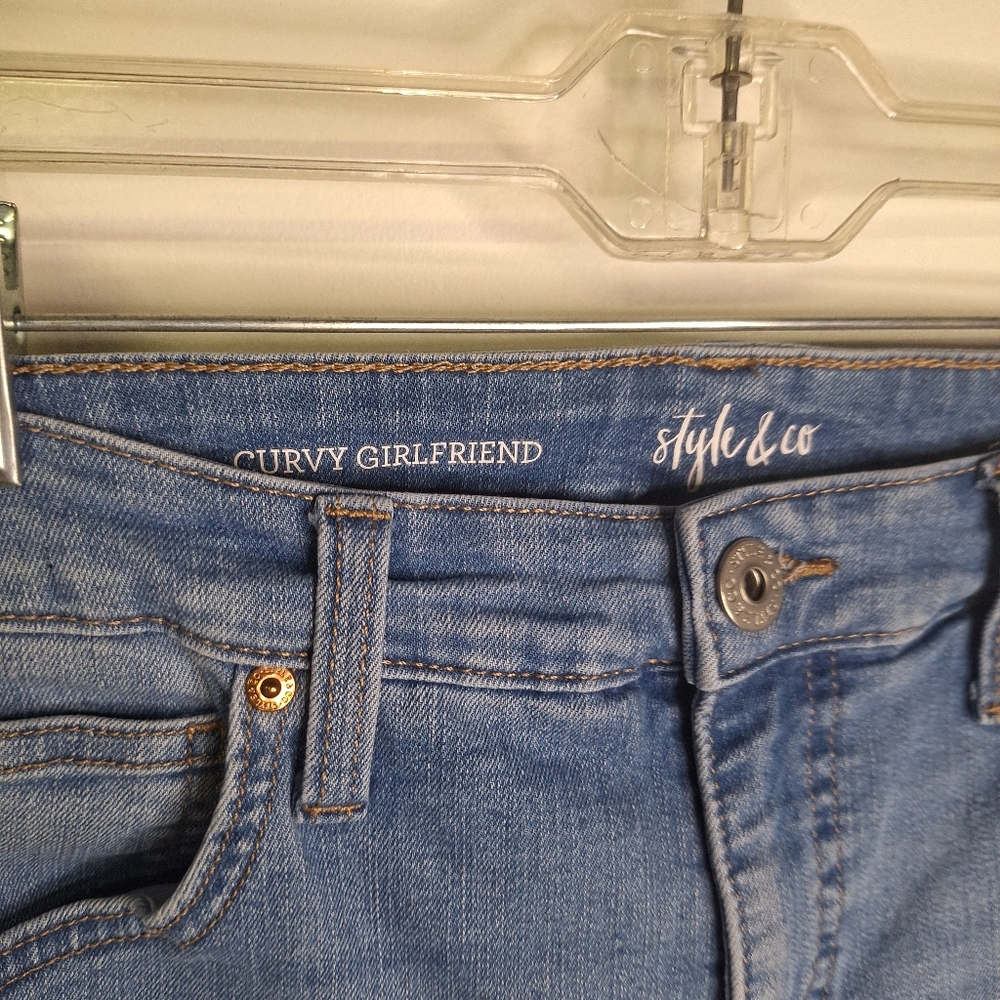 Style & Co  Women's Light Blue Curvy Girlfriend Jeans Size 6